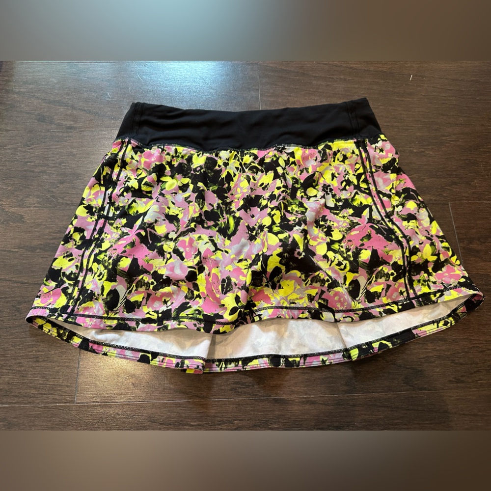 BRAND NEW size 6 lulu skirt (just ripped off the tags)